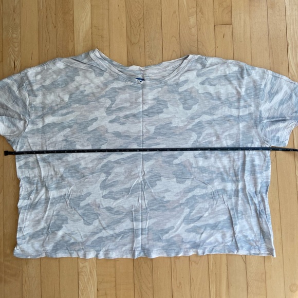 🌟FREE WITH PURCHASE🌟 Old Navy cropped tees (2 tees included) - Picture 3 of 7